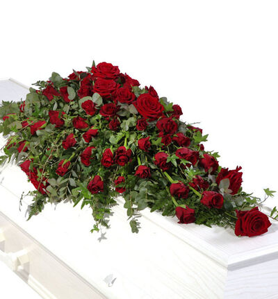 Kistedekorasjon med røde roser M
